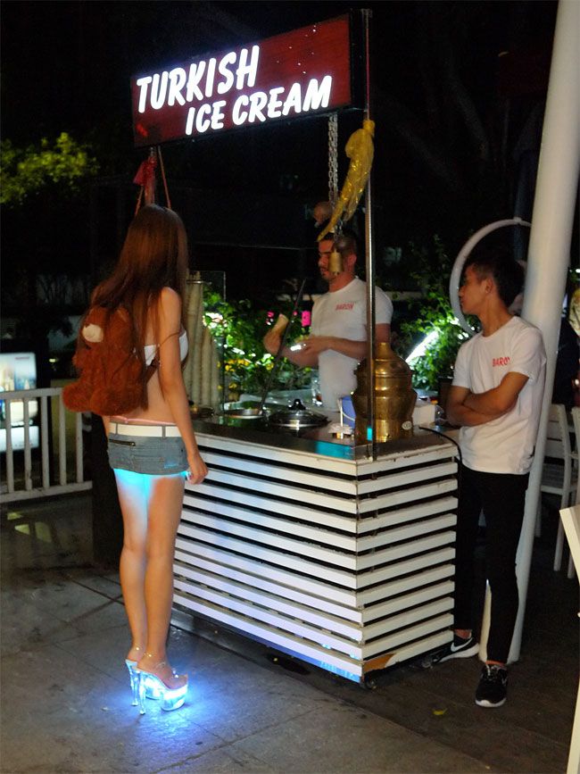 Китайская любительница высоких технологий