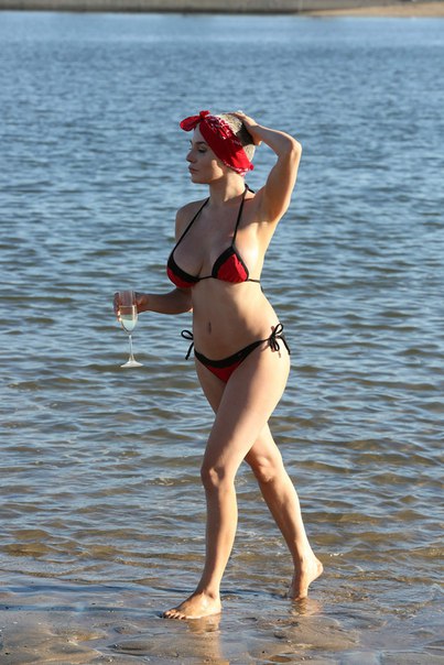 Кортни Стодден на пляже в Венисе