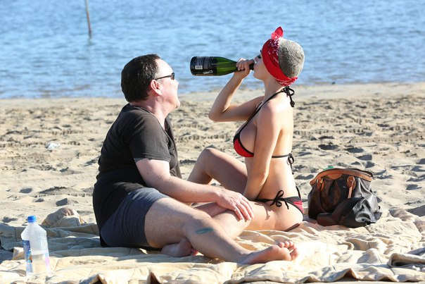 Кортни Стодден на пляже в Венисе