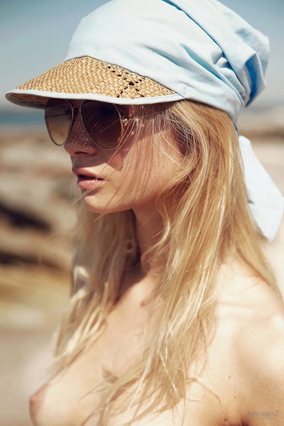 Обнаженная Клара Росаджер в журнале Treats! №11