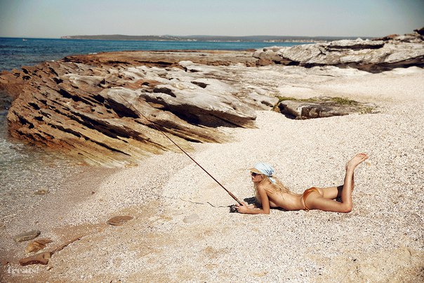 Обнаженная Клара Росаджер в журнале Treats! №11