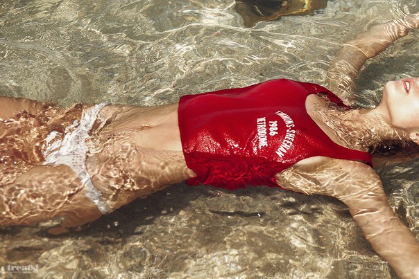 Обнаженная Клара Росаджер в журнале Treats! №11