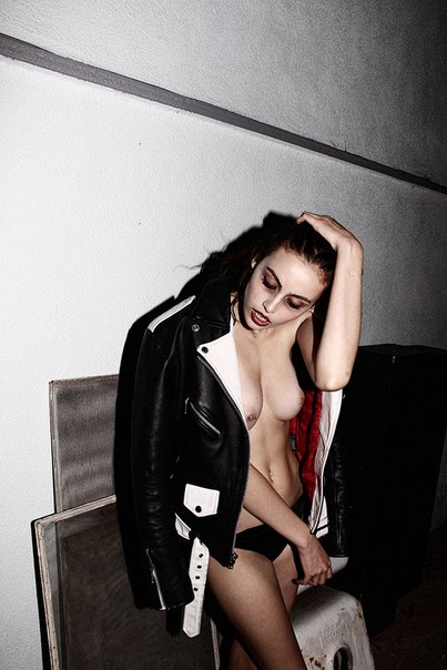 Обнаженная Сера Манн для журнала S