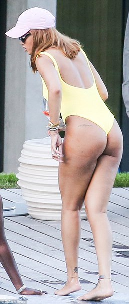 Рианна в бассейне в Цюрихе