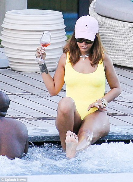 Рианна в бассейне в Цюрихе