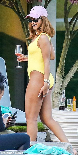 Рианна в бассейне в Цюрихе