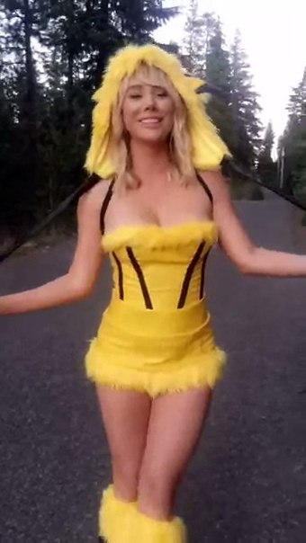 Сара Джин Андервуд (Sara Jean Underwood) играет в Pokemom Go