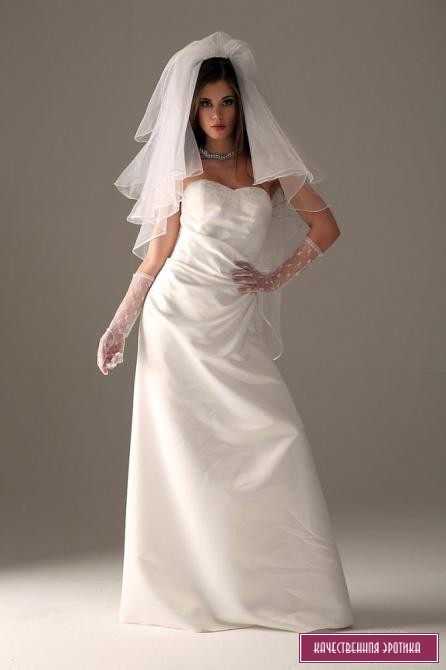 Сексуальная невеста в белых чулках