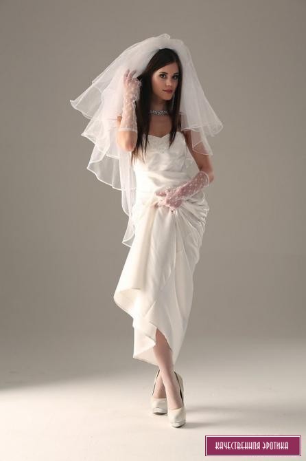 Сексуальная невеста в белых чулках