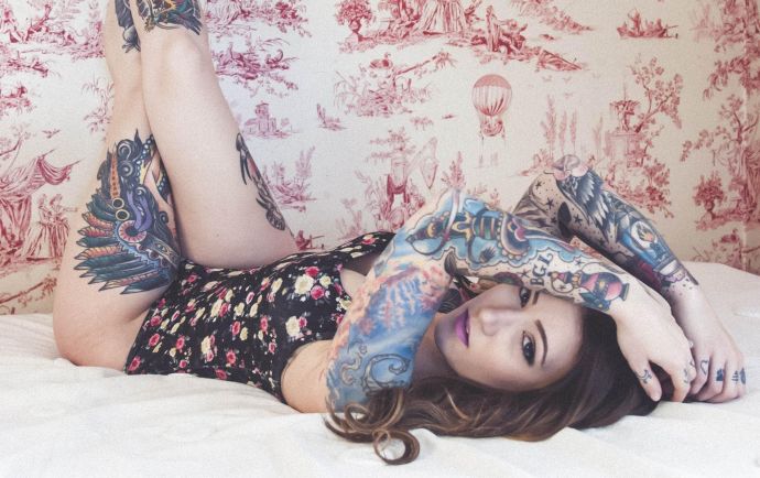 Обои девушка, тату, suicide girls, постель, локоны на рабочий стол - картинки с раздела Девушки