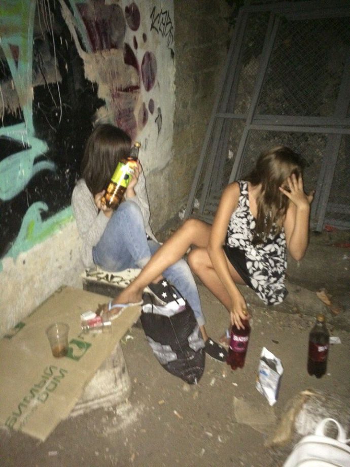 Пьяная в жопу молодежь