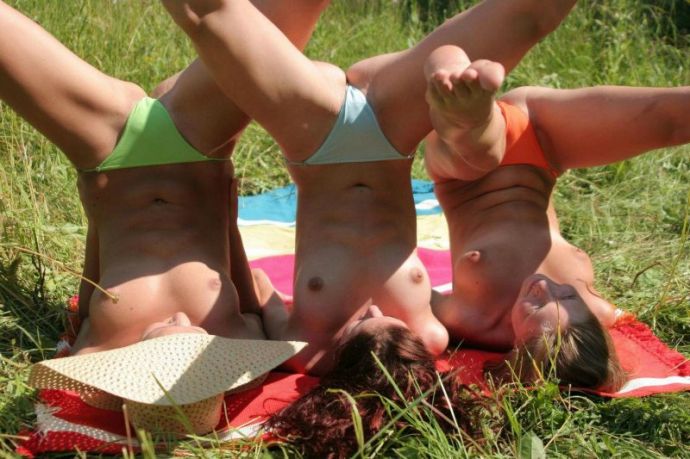 Три козы загарают голышом