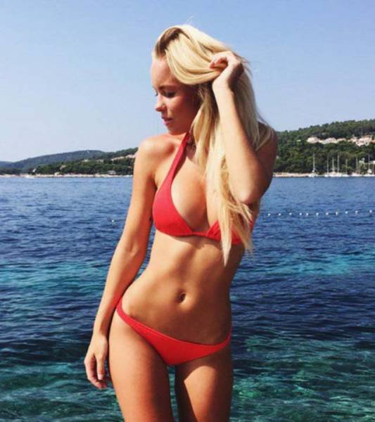 Женщины в бикини