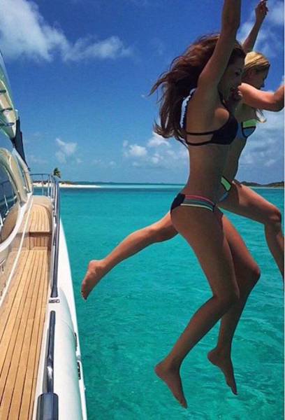 Женщины в бикини