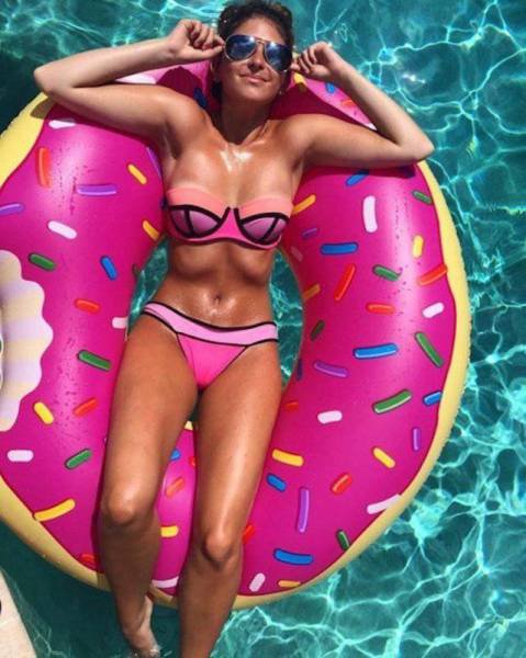 Женщины в бикини