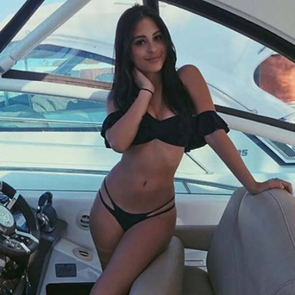 Женщины в бикини