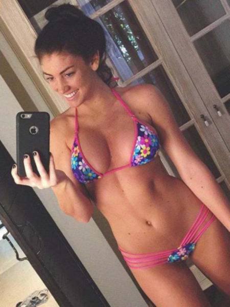 Женщины в бикини