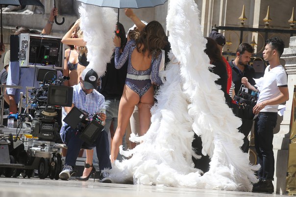 Алессандра Амбросио на фотосессии Victoria's Secret в Париже