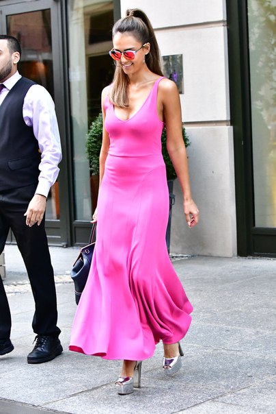 Джессика Альба в розовом платье в Нью-Йорке