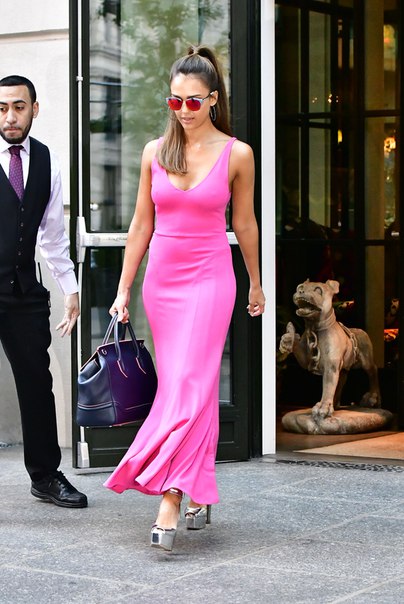 Джессика Альба в розовом платье в Нью-Йорке