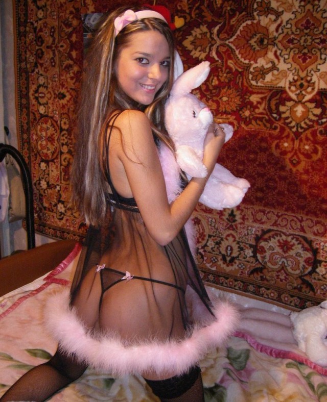 Интимные фото девушек с коврами