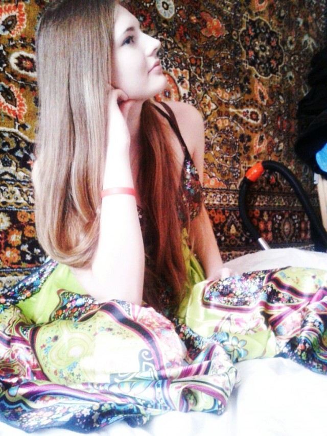 Интимные фото девушек с коврами