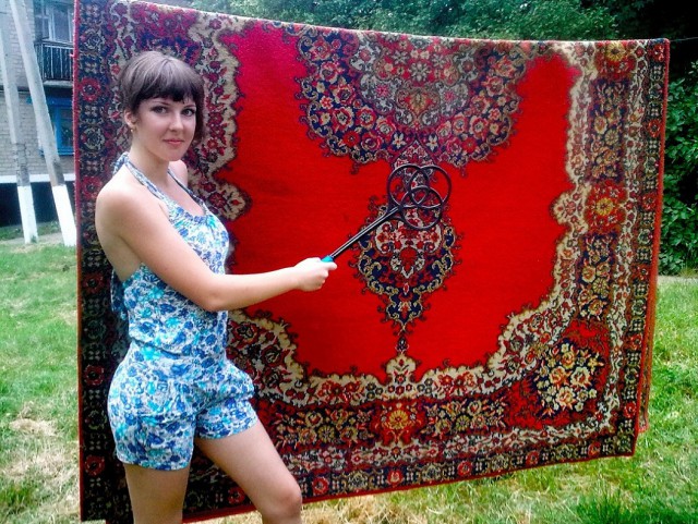 Интимные фото девушек с коврами