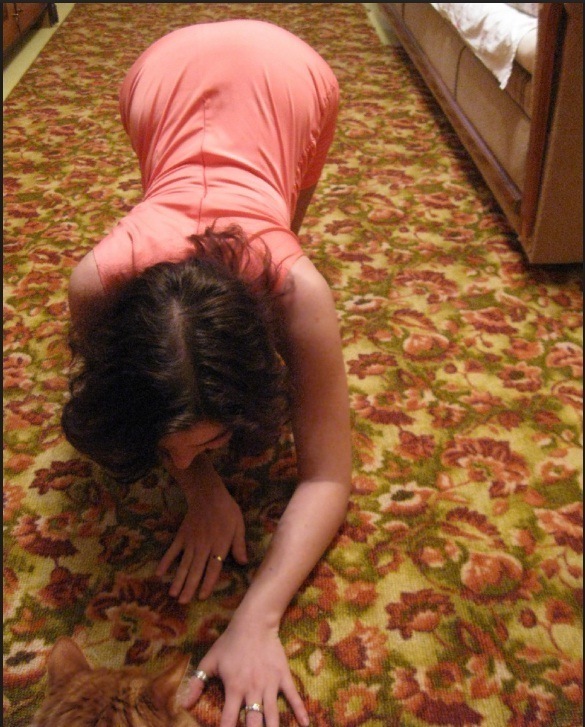 Интимные фото девушек с коврами