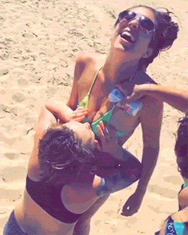 Как пьют пиво с жеских сисек