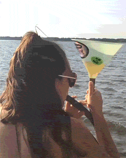 Как пьют пиво с жеских сисек