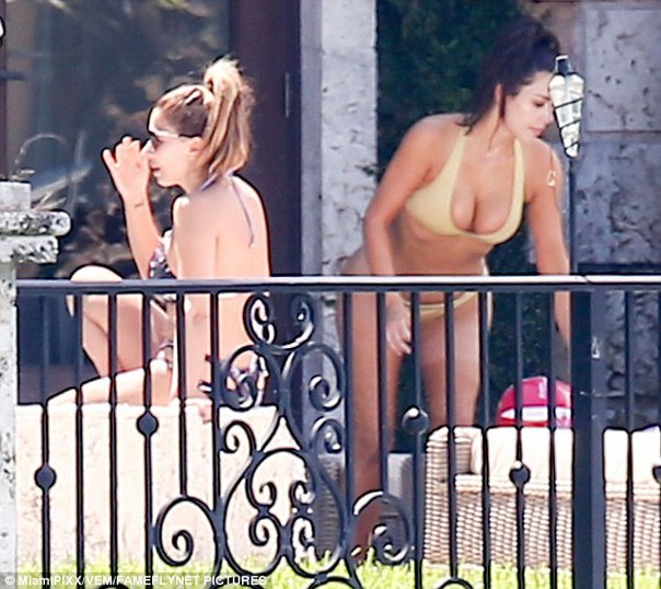 Ким Кардашян в бикини на отдыхе в Майами