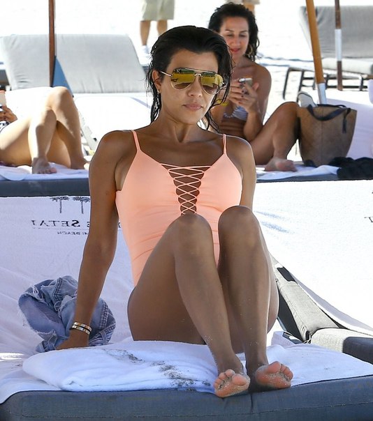 Кортни Кардашян в купальнике на пляже в Майами