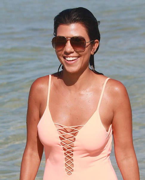 Кортни Кардашян в купальнике на пляже в Майами