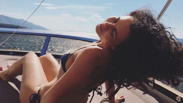 Настя Каменских на отдыхе в бикини