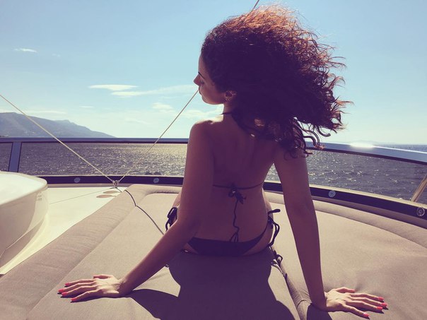 Настя Каменских на отдыхе в бикини