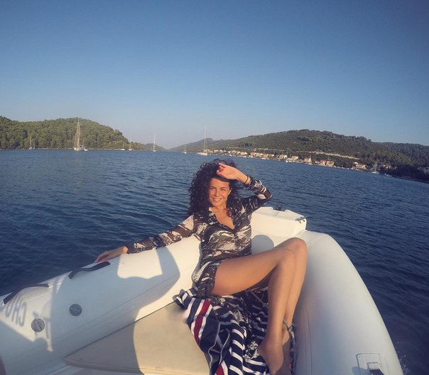 Настя Каменских на отдыхе в бикини