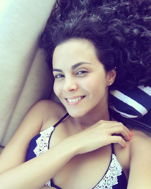 Настя Каменских на отдыхе в бикини