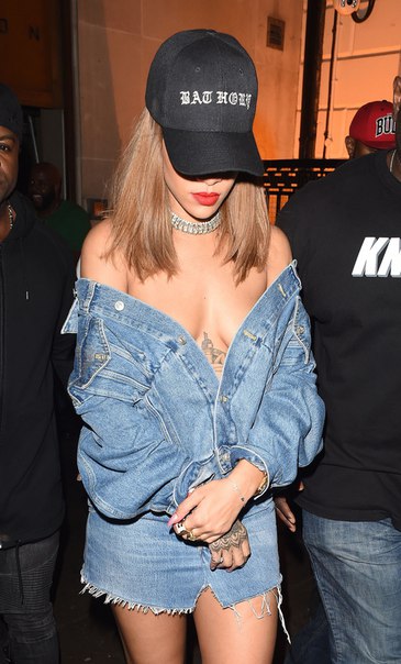 Рианна возле ночного клуба Tape в Лондоне