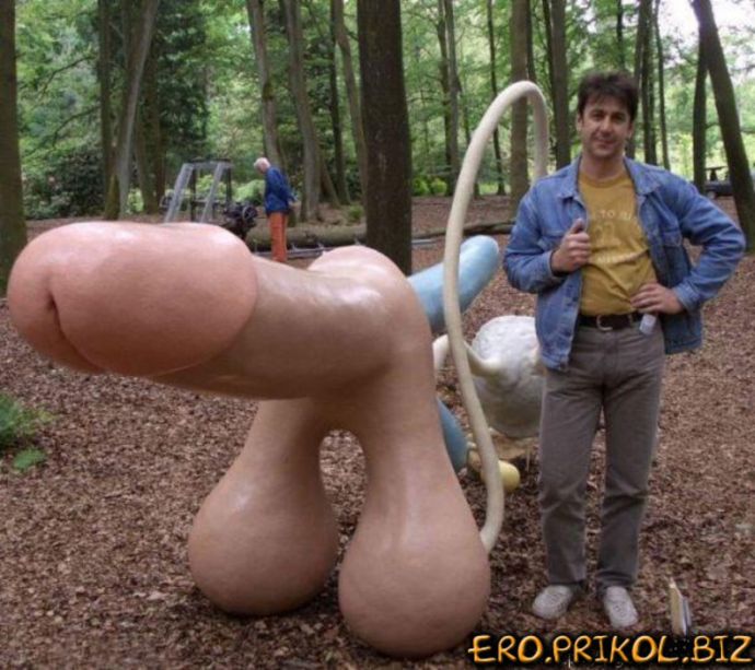 Девушки лезут через забор  - Эроприколы  