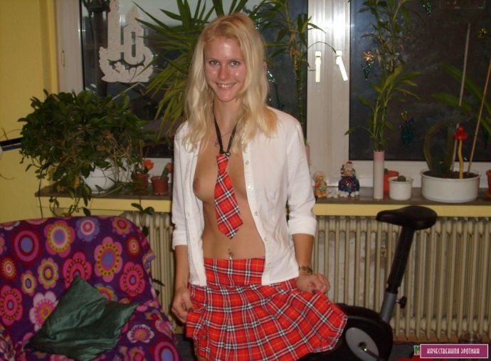 Частное фото блондинки в красных чулках