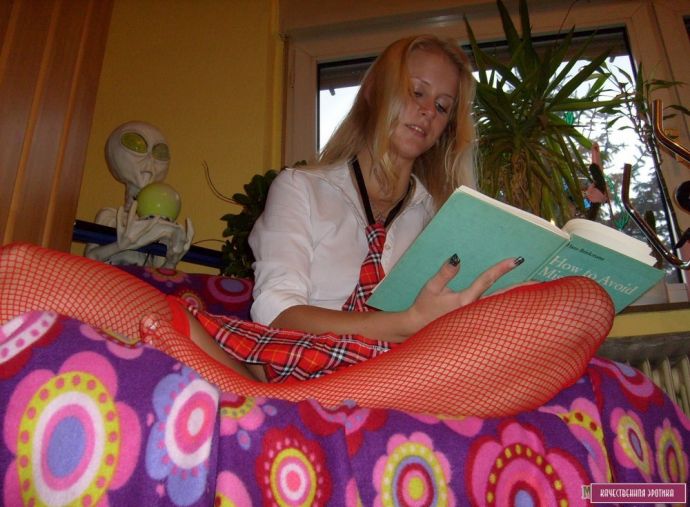 Частное фото блондинки в красных чулках