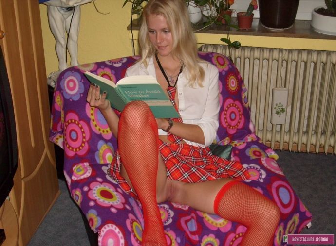 Частное фото блондинки в красных чулках