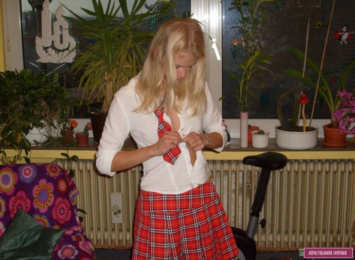 Частное фото блондинки в красных чулках