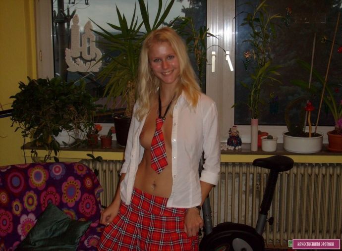 Частное фото блондинки в красных чулках