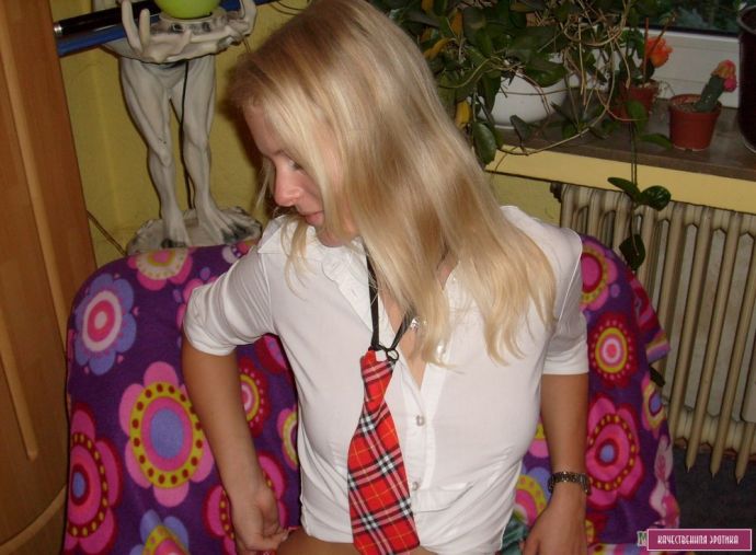 Частное фото блондинки в красных чулках