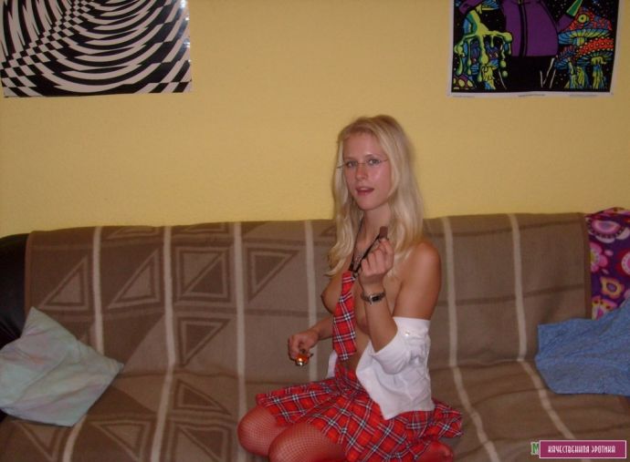 Частное фото блондинки в красных чулках