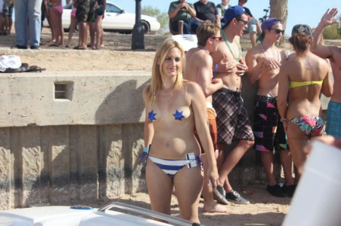 Озеро Хавасу только для голых людей