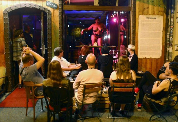 Пикантные картинки и гифки с красотками