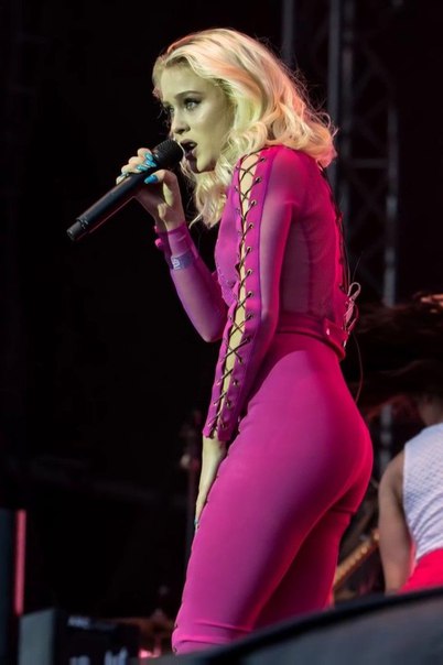 Зара Ларссон в розовом костюме на фестивале Bravalla