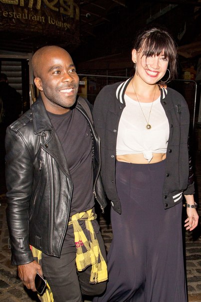 Белое на черном - Дэйзи Лоу возле ресторана Gilgamesh